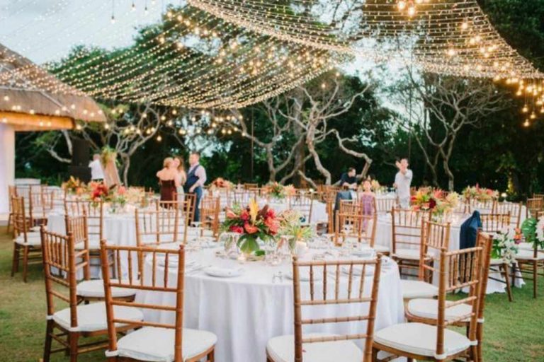 Charming festoon lights at a wedding day