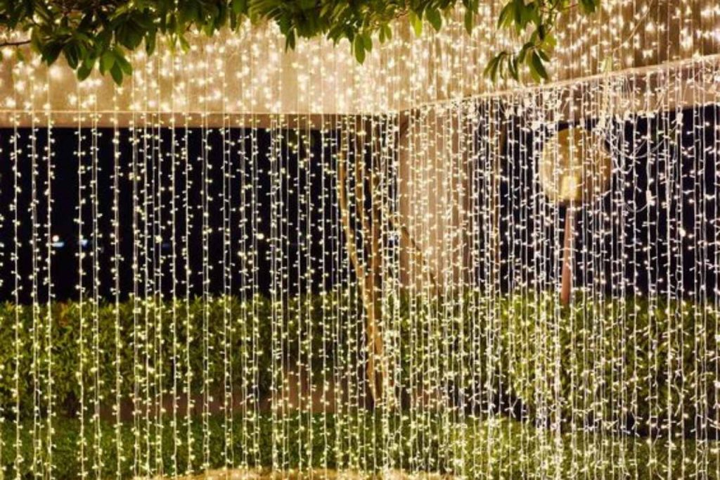 Curtain made of fairy lights which are lit up in the evening